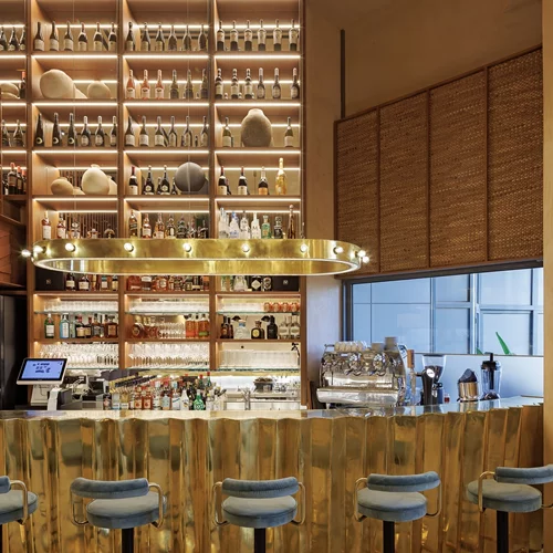 Το -και του σαλονιού και του λιμανιού- bar restaurant που σε κατεβάζει στον Πειραιά