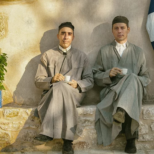 "Ήλιος με δόντια": Το διεισδυτικό μυθιστόρημα του Γιάννη Μακριδάκη στο Θέατρο "Μπέλλος"