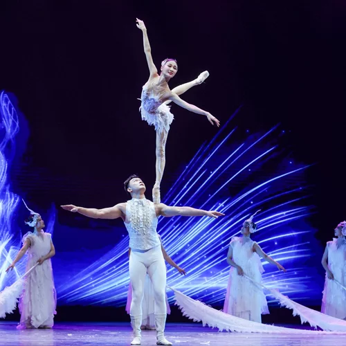 "Flying Fairy Chinese Acrobatic Show": Ακροβατική μαγεία και μπαλέτο στο Christmas Theater