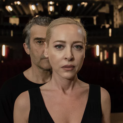 Ποιοι είναι οι "Αλιγάτορες" με τους Γεράσιμο Γεννατά και Φαίη Ξυλά που σε βάζουν σε ρόλο δικαστή  στο θέατρο Γκλόρια;