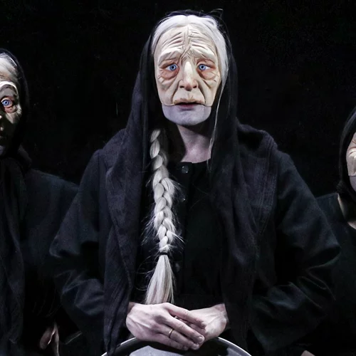 Η μεγάλη θεατρική επιτυχία "Οι γριές που μαζεύουν την τσουκνίδα" παίρνει κι άλλη παράταση