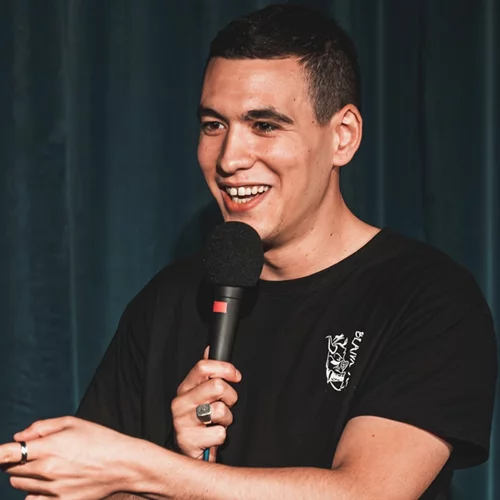 Ο νέος κωμικός Χρήστος Πέτρου ήρθε με το "C.R.E.A.M." για να μείνει