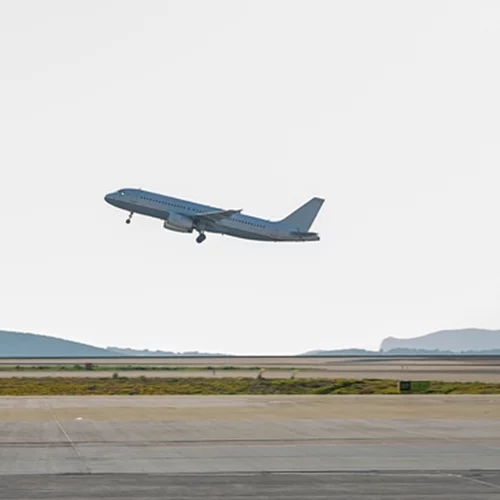 Η Ryanair πιέζει την ΕΕ να περιορίσει την πώληση αλκοόλ στα αεροδρόμια