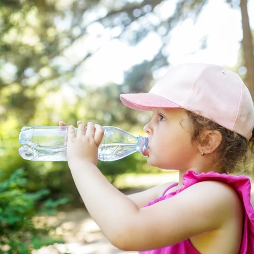Καύσωνας: Οι συμβουλές για να προστατέψουμε τα παιδιά από την πολλή ζέστη