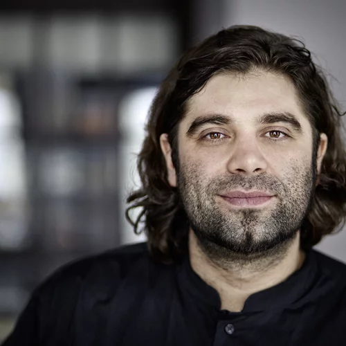 Το Tudor Hall υποδέχεται τον Konstantin Filippou