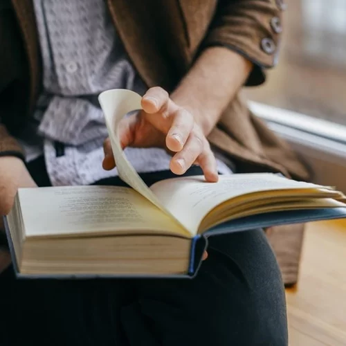 Οι "Εκκλησιάζοντες" παρουσιάζονται στον Βυσσινόκηπο