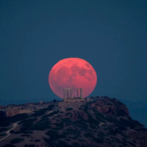 Πού θα απολαύσεις την Πανσέληνο του Σεπτεμβρίου και το "ματωμένο φεγγάρι" στην Αθήνα
