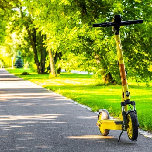 Τι σκοπεύει να κάνει ο Δήμος Αθηναίων με τα ηλεκτρικά πατίνια