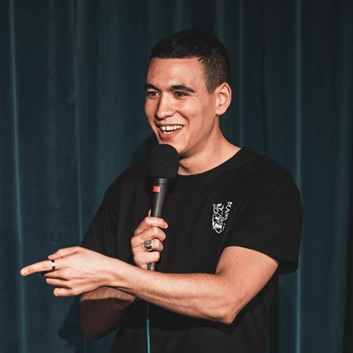 Ο Χρήστος Πέτρου κάνει stand up comedy με τις αποτυχίες του και βγαίνει κερδισμένος!