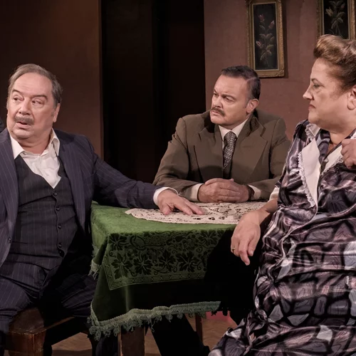 "Η δεξιά, η αριστερά και ο κυρ-Παντελής" – Η κωμωδία που ενώνει το γέλιο με την ιστορία επιστρέφει