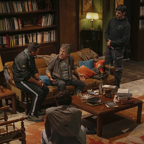 "Άγριοι": Συνεχίζεται το έργο του Γιώργου Παλούμπη που κάνει ένα σπίτι πεδίο μάχης