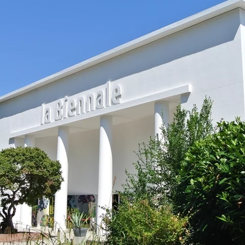 Η επόμενη Μπιενάλε Βενετίας τιμά την εκλιπούσα καλλιτεχνική της διευθύντρια