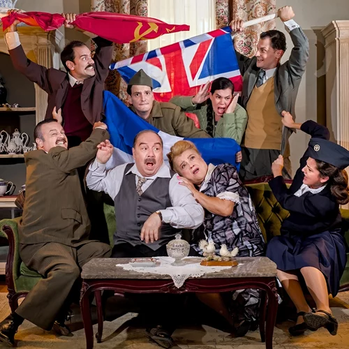 "Η δεξιά, η αριστερά και ο κυρ-Παντελής": Είδαμε πρόβα της νέας παράστασης του Σταμάτη Φασουλή