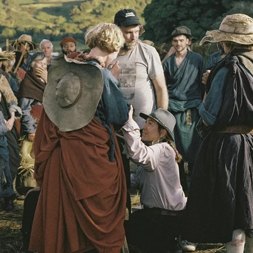 Δείτε πώς γυρίστηκε το εκθαμβωτικό "Harvest" της Αθηνάς Ραχήλ Τσαγγάρη