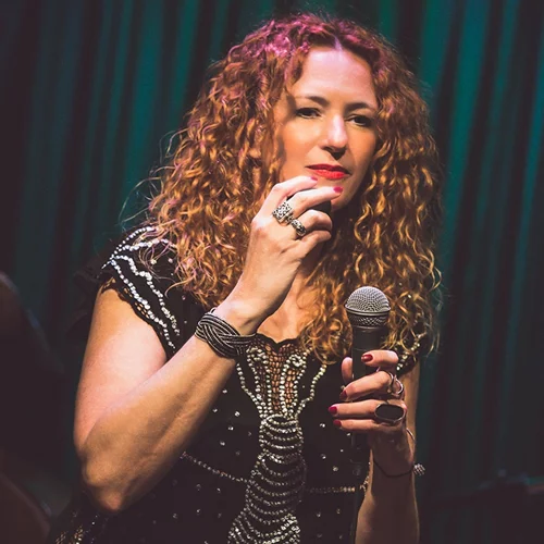 "Brazilian Romance": Η Μιράντα Βερούλη "ντύνει" με jazz τον Άγιο Βαλεντίνο