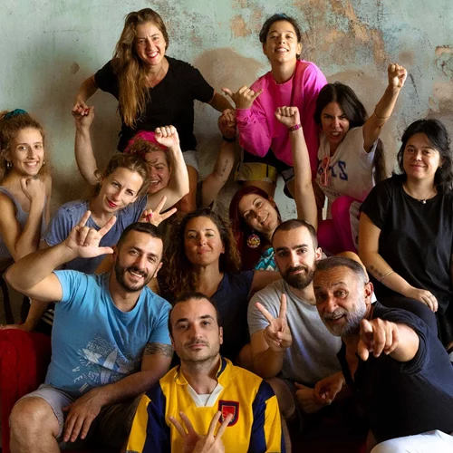 Η Συντεχνία του Γέλιου αναβιώνει την εμβληματική παράσταση "Τζέλα, Λέλα, Κόρνας και… ο Κλεομένης" τη νέα θεατρική σεζόν