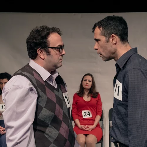 "Interview": Μια κοινωνικοπολιτική μαύρη κωμωδία στο θέατρο Αλκμήνη