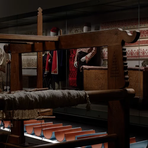 Νικομάχη Καρακωστάνογλου και Ηλίας Παπαηλιάκης συνομιλούν με τη λαϊκή παράδοση στο Μουσείο Ελληνικού Πολιτισμού