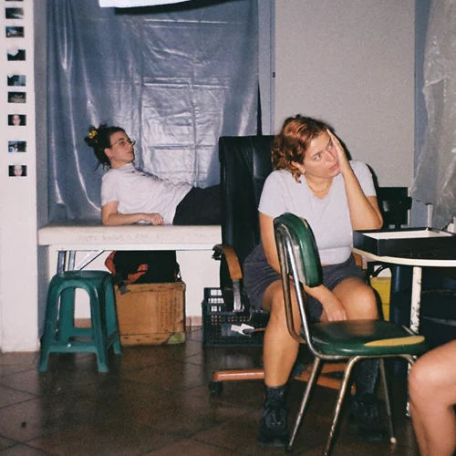 "Το πιο ασφαλές σημείο στην πόλη": Νεανική θεατρική πρόταση φαντασίας και παιχνιδιού