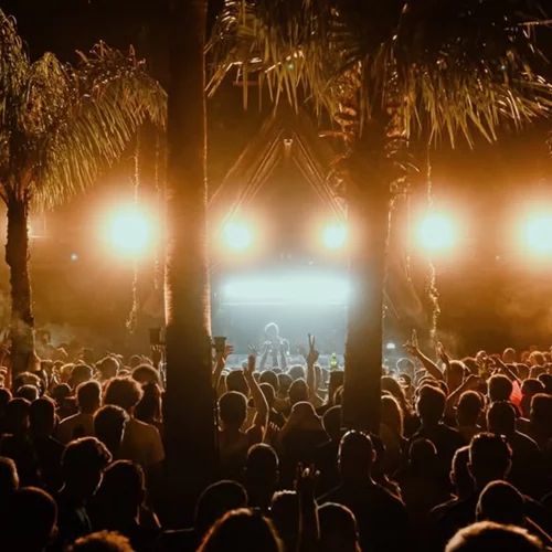 Λένε πως κάθε καλοκαιρινή μέρα αρχίζει και τελειώνει σε αυτό το αθηναϊκό beach club