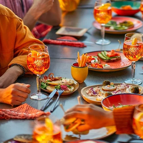 Φυσικά και πίνουμε Aperol Spritz. Αλλά τι τρώμε με αυτό;