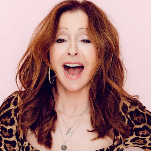 Η Βίκυ Λέανδρος σε μια μεγάλη αποχαιρετιστήρια συναυλία τη σκιά της Ακρόπολης