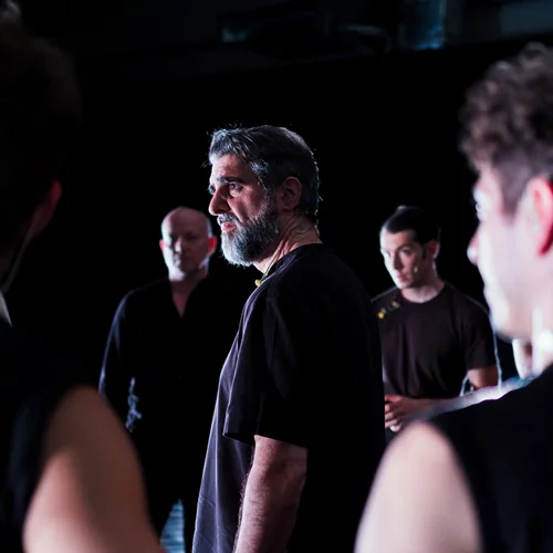 Η "Αντιγόνη" του Ούλριχ Ράσε ανοίγει το Φεστιβάλ Επιδαύρου- Μια παγκόσμια πρεμιέρα που επαναπροσδιορίζει το αρχαίο δράμα