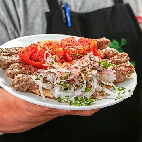 Υπάρχουν λόγοι που το κεμπάπ του Θανάση έχει φανατικούς οπαδούς