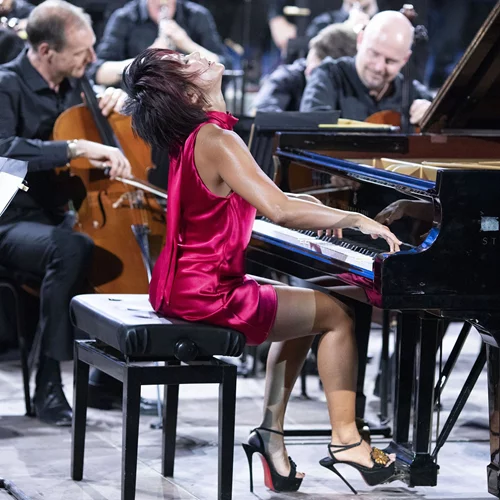 Απαστράπτουσες πιανίστριες σε επίδειξη: Γιούτζα Ουάνγκ με Ορχήστρα Δωματίου Μάλερ στο Ηρώδειο – Τζενέμπα Κάννε-Μέισον με Βασιλική Φιλαρμονική Ορχήστρα στο Λονδίνο