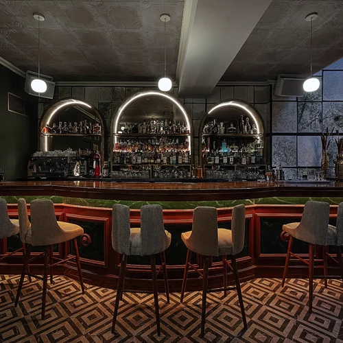 Στο Κολωνάκι, για το remake του '42 Bar'