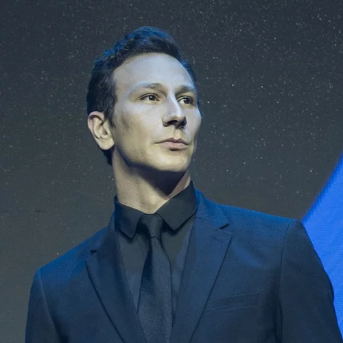 Μιχάλης Σαράντης: "Η απάντηση σε αυτήν την αντιρομαντική και σκληρή εποχή είναι η ποίηση"