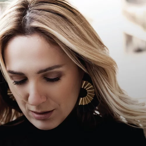 Η Bίκυ Καρατζόγλου επιστρέφει μαζί με Φωτεινή Βελεσιώτου και Μπάμπη Στόκα