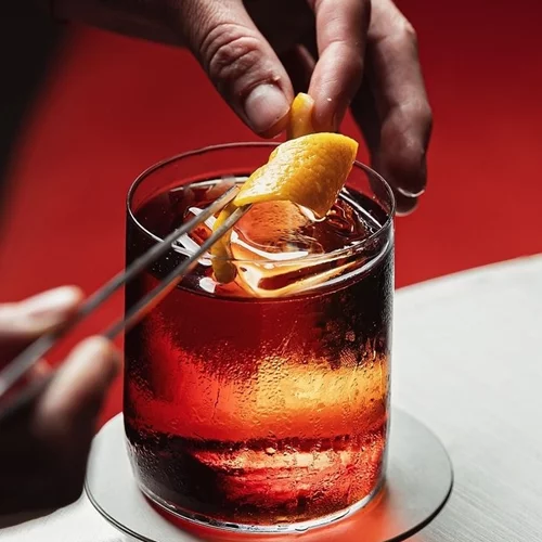 Όλοι πίνουν Negroni. Αλλά γιατί;