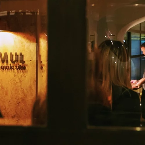 Το Simul κάνει πάρτι για τα 10 του χρόνια, με burgers και βραβευμένα cocktails