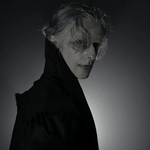 Theatre pick | Ο "Dracula" του Θάνου Παπακωνσταντίνου: Μια καθηλωτική, σκοτεινή μυσταγωγία