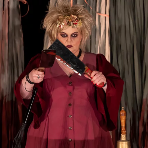 Οι "Θεσμοφοριάζουσες" έχουν άγριες διαθέσεις στις πρώτες φωτογραφίες από την παράσταση του Γιάννη Μπέζου