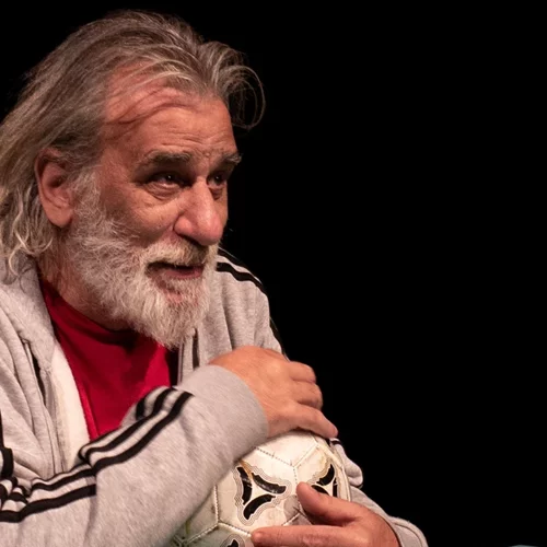 "Τσιτάχ. Η ερημιά του τερματοφύλακα": Ο Γιώργος Νινιός επιστρέφει στο θέατρο Σταθμός με τον εξομολογητικό μονόλογο του Βασίλη Κατσικονούρη