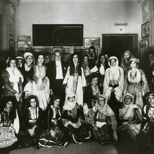 H νέα έκθεση του Μουσείου Ελληνικού Πολιτισμού τοποθετεί στο επίκεντρο τις εθνικές ενδυμασίες