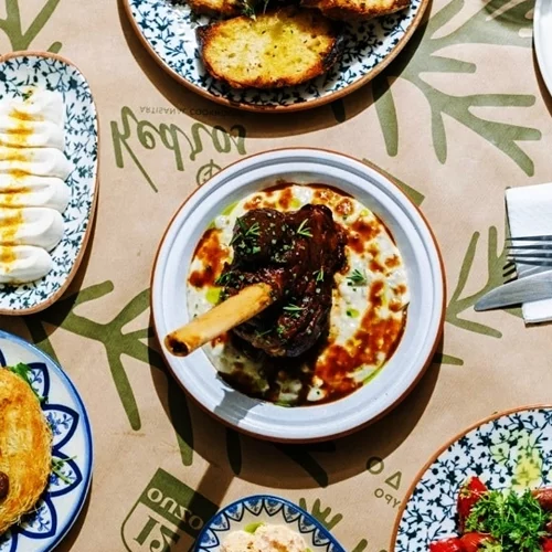 Η φρέσκια ταβέρνα που σερβίρει ιστορίες ελληνικής γεύσης στη Λυκόβρυση