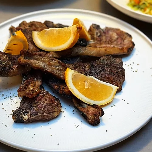 Στην κουλ γαστροταβέρνα του Νέου Κόσμου για φιλέτο προβατίνας και λευκό Negroni με χαμομήλι