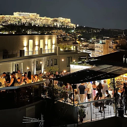 "Ostomachion", η σχεδόν speakeasy ταράτσα της Κολοκοτρώνη