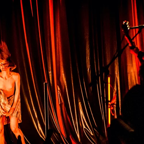 "Tutto Brucia – Όλα Στάχτη": Ένας θρήνος από την Ιταλία εμπνευσμένος από τις "Τρωάδες" του Ευριπίδη