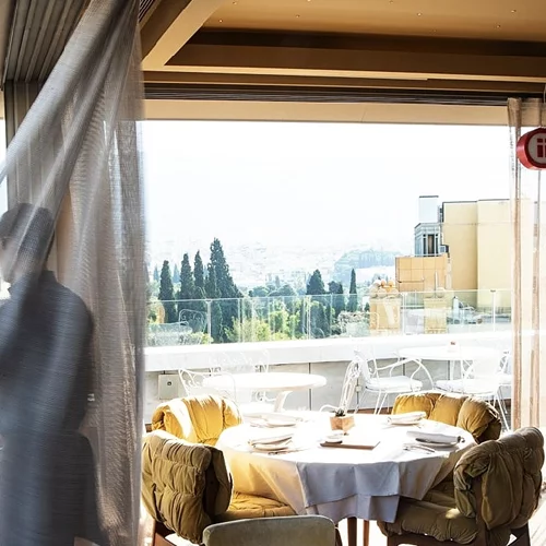Το πιο designάτο μπαλκόνι της Αθήνας σερβίρει και έξοχη ελληνική κουζίνα