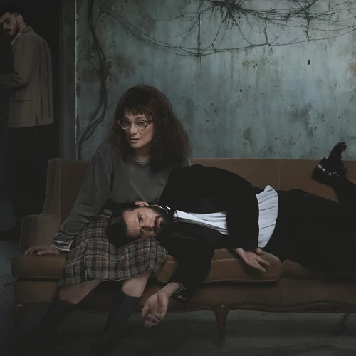 "Misery": Η παράσταση που σε βάζει μέσα στη σκέψη και τα συναισθήματα των χαρακτήρων