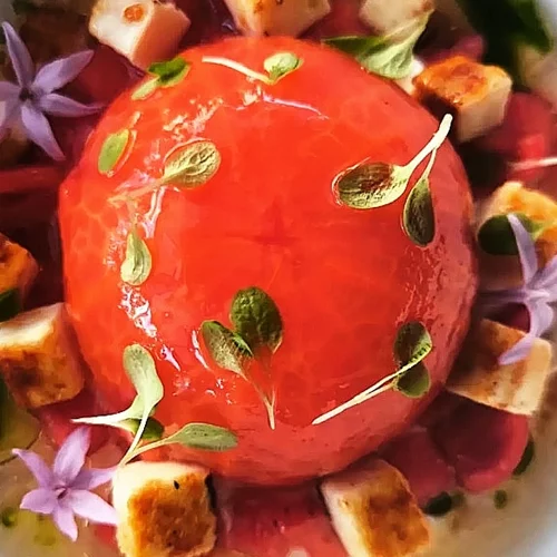 Εκεί θα σερβίρουν σύντομα μια από τις κορυφαίες ντοματοσαλάτες της Ελλάδας