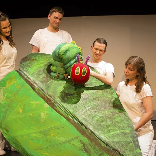 "Μία κάμπια πολύ πεινασμένη": Τα παιδιά κάνουν "βουτιά" στον πολύχρωμο κόσμο του Έρικ Καρλ