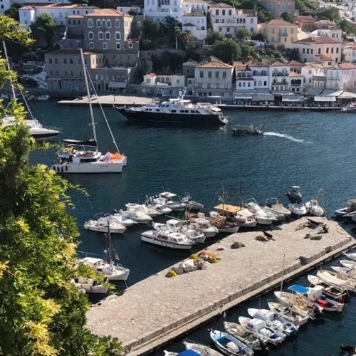 "Loin Sur La Terre": Ένας εμβληματικός χώρος στην Ύδρα φιλοξενεί δύο σύγχρονες καλλιτέχνιδες