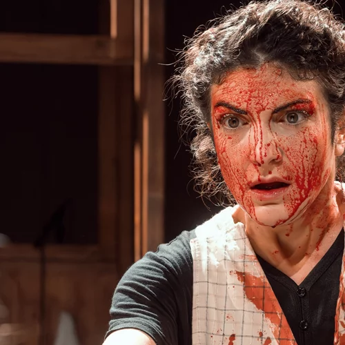 "Κακούργα πεθερά": Δυο γυναίκες καταδικάζονται εις θάνατον "αν και σιδερικό δεν έπιασαν ποτέ"