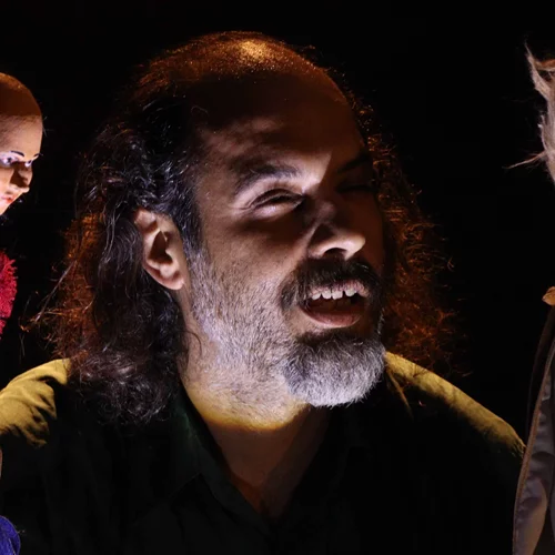 ''Στάση πρώτη'': Μια παράσταση κουκλοθεάτρου για μεγάλους