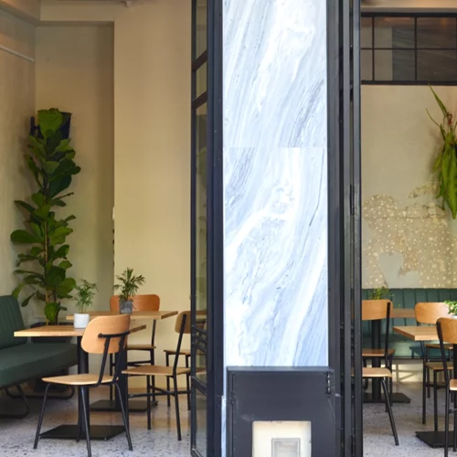 "The Architects of Time": Νέο all day spot στην πλατεία Αγίων Θεοδώρων